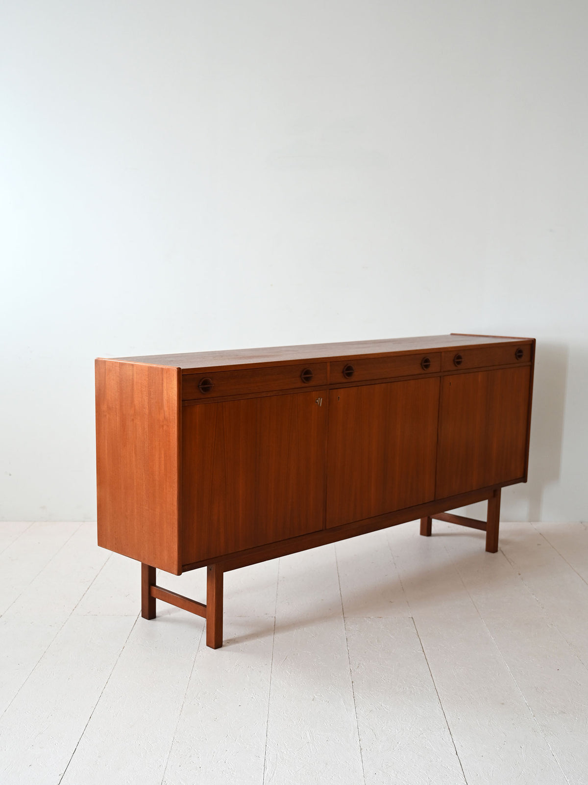 Sideboard scandinavo con ante a battente