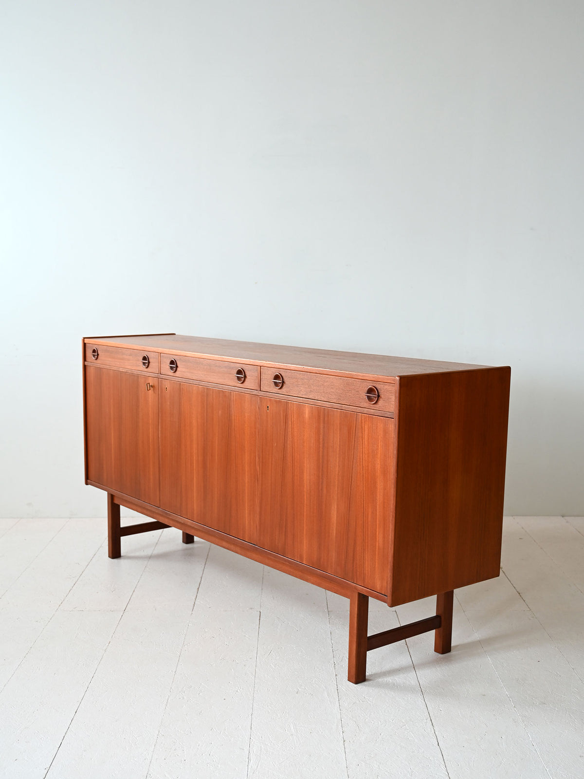 Sideboard scandinavo con ante a battente