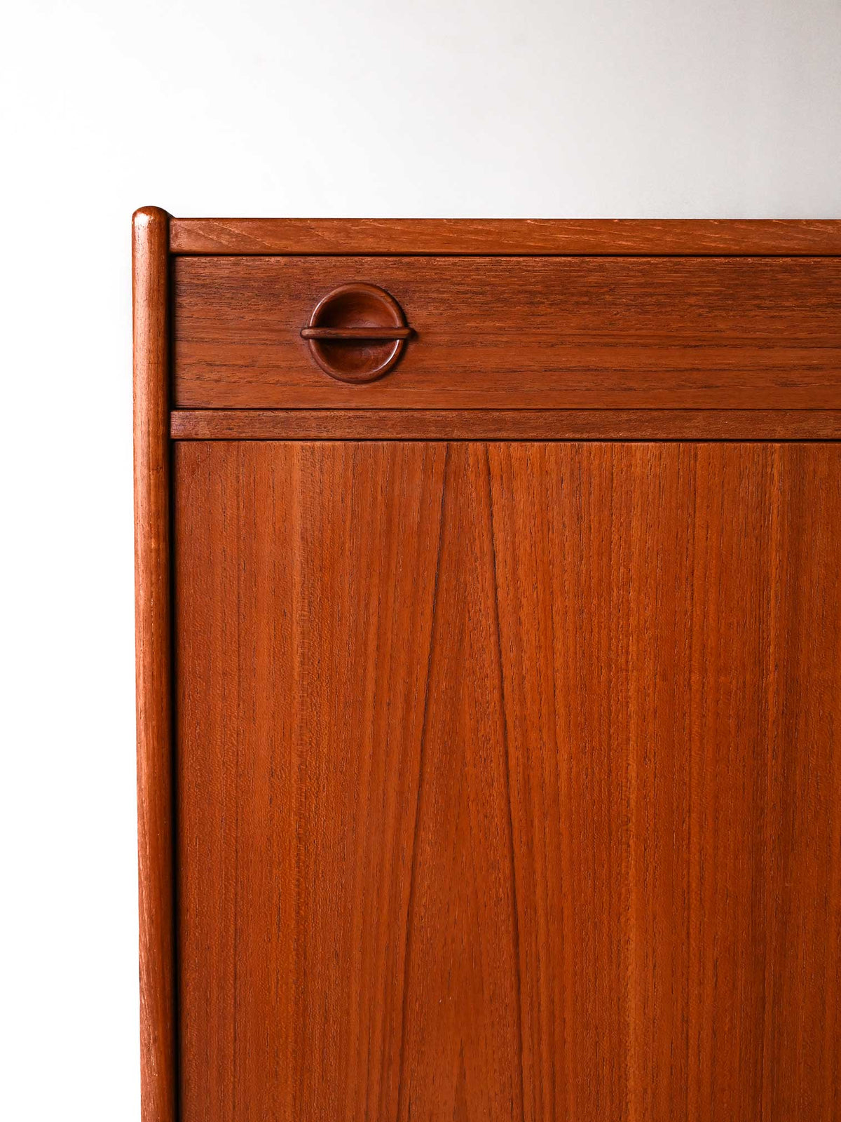 Sideboard scandinavo con ante a battente