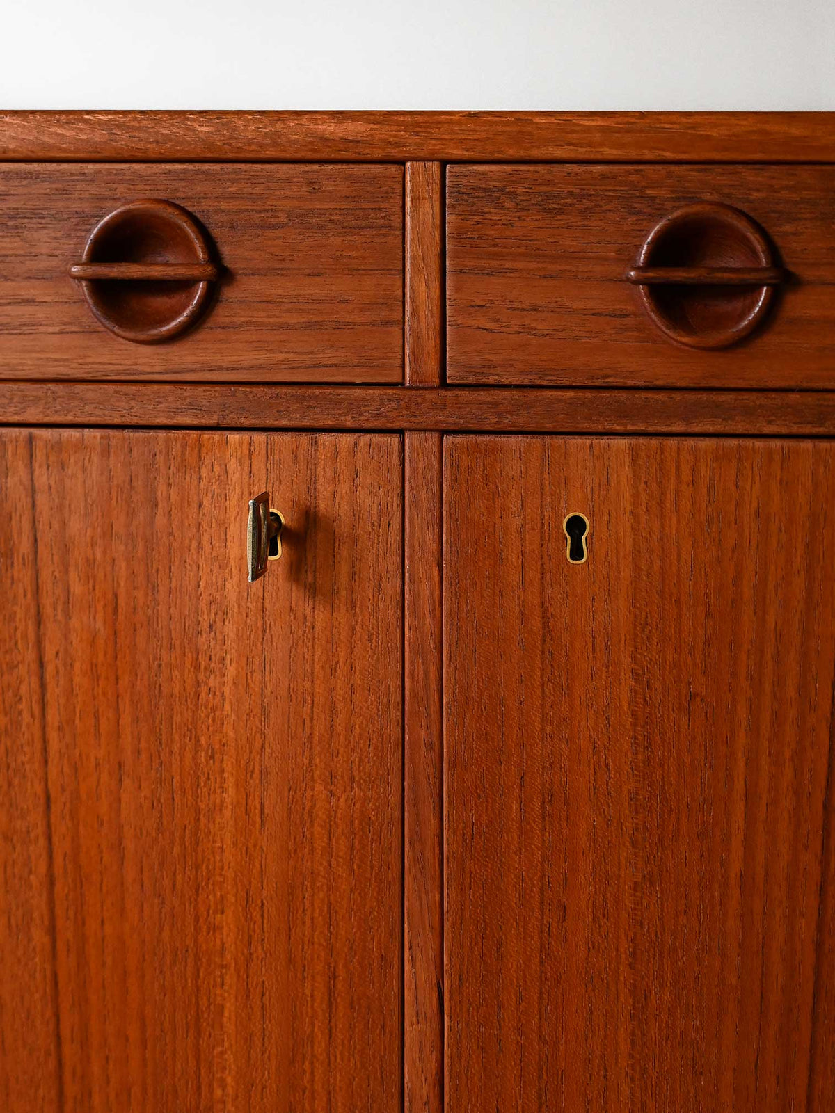 Sideboard scandinavo con ante a battente