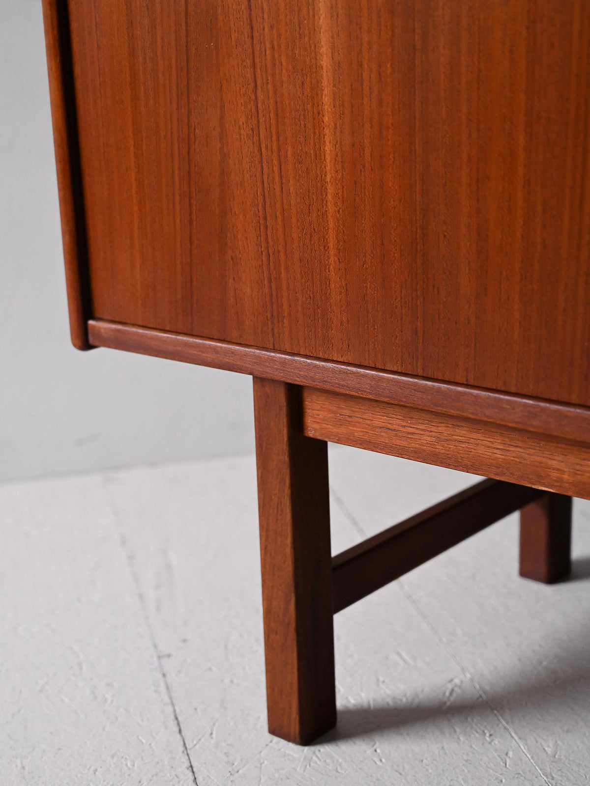 Sideboard scandinavo con ante a battente