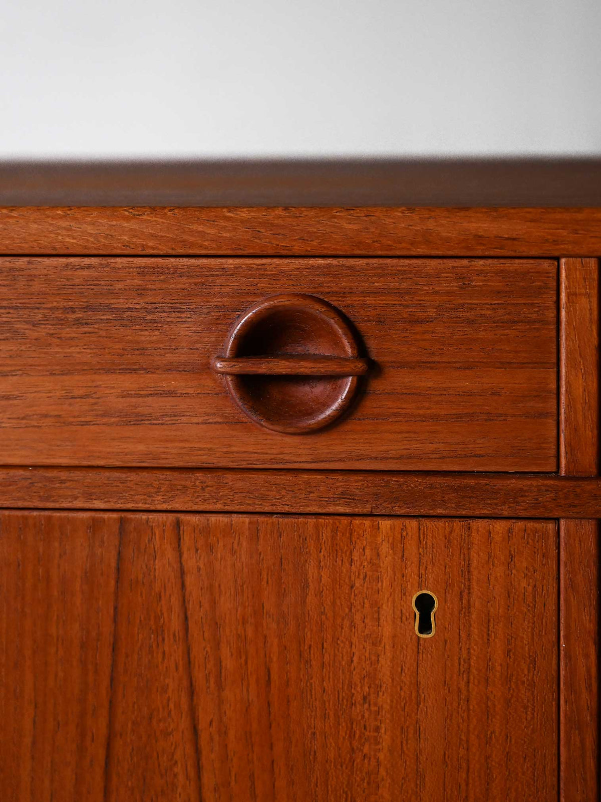 Sideboard scandinavo con ante a battente