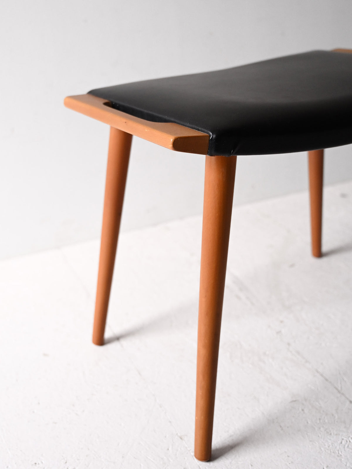 Sgabello vintage in legno e pelle