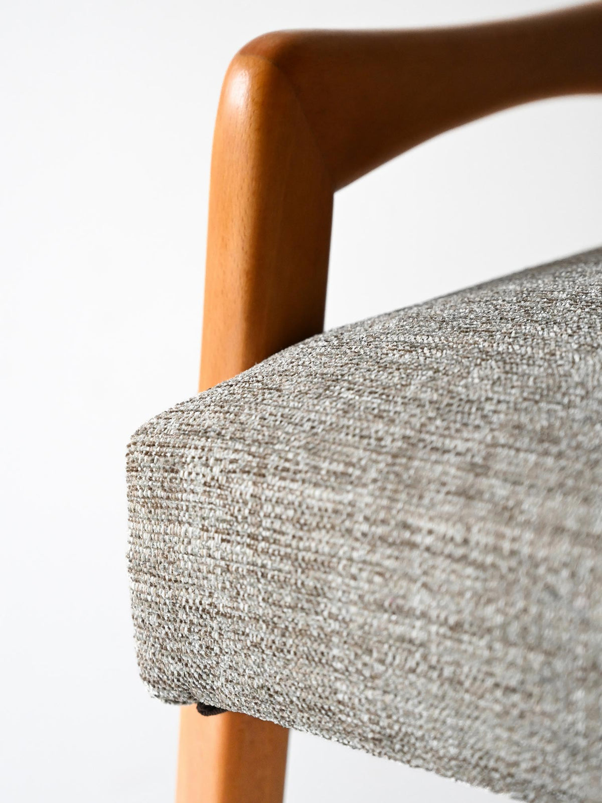 Poggiapiedi scandinavo vintage in rovere con tappezzeria grigia