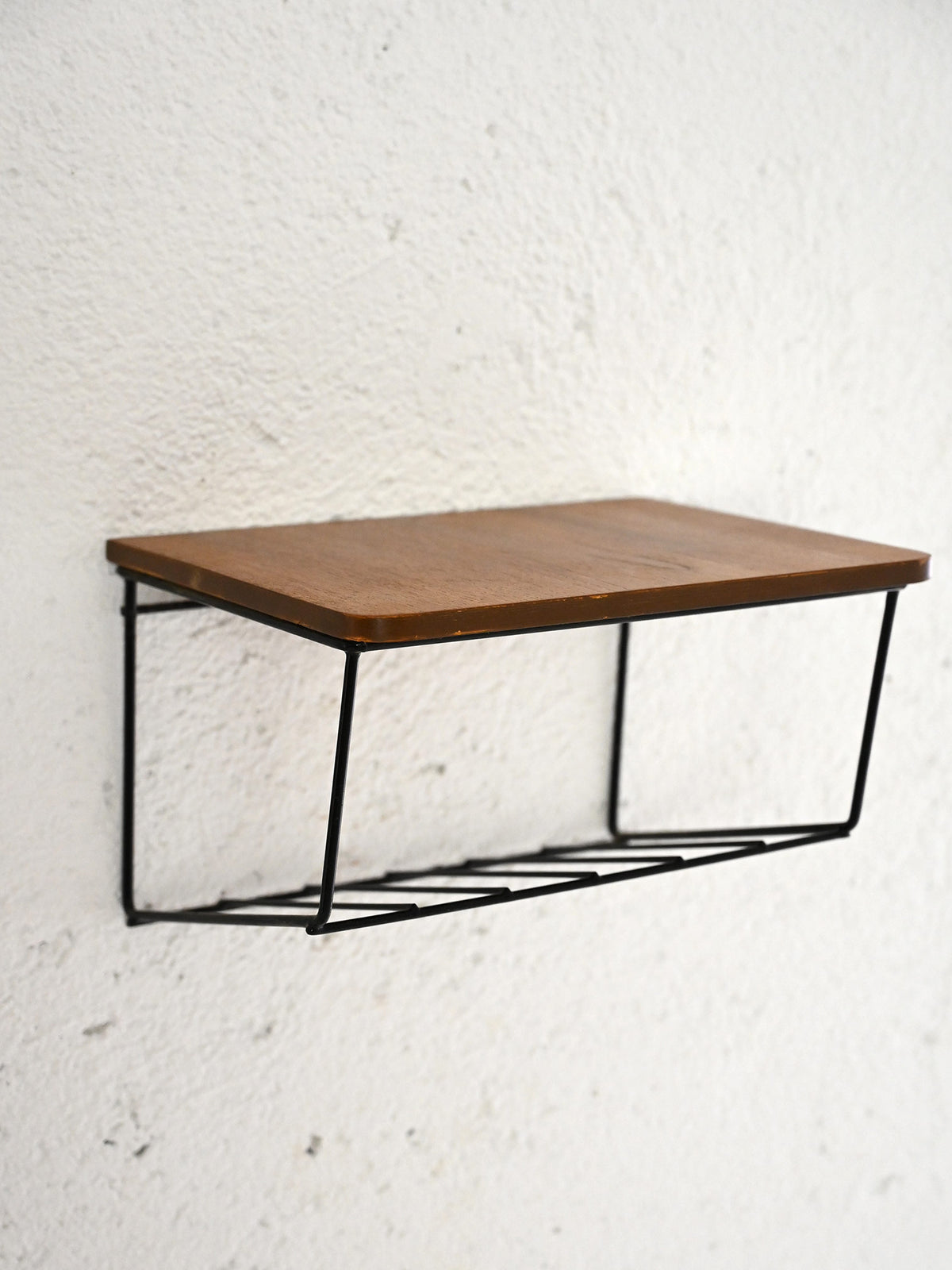 Comodino sospeso svedese in metallo e teak