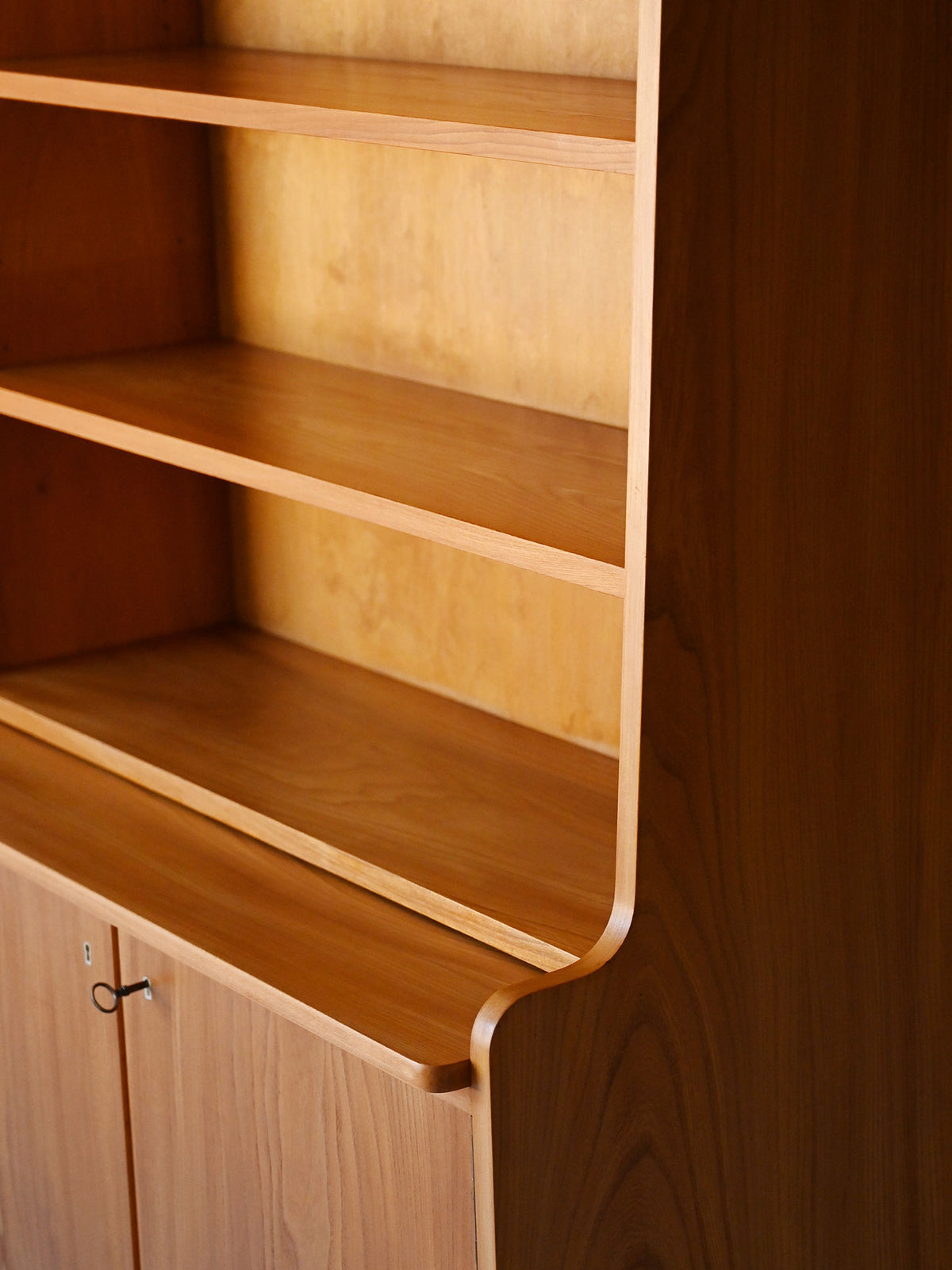 Libreria scandinava vintage in olmo chiaro