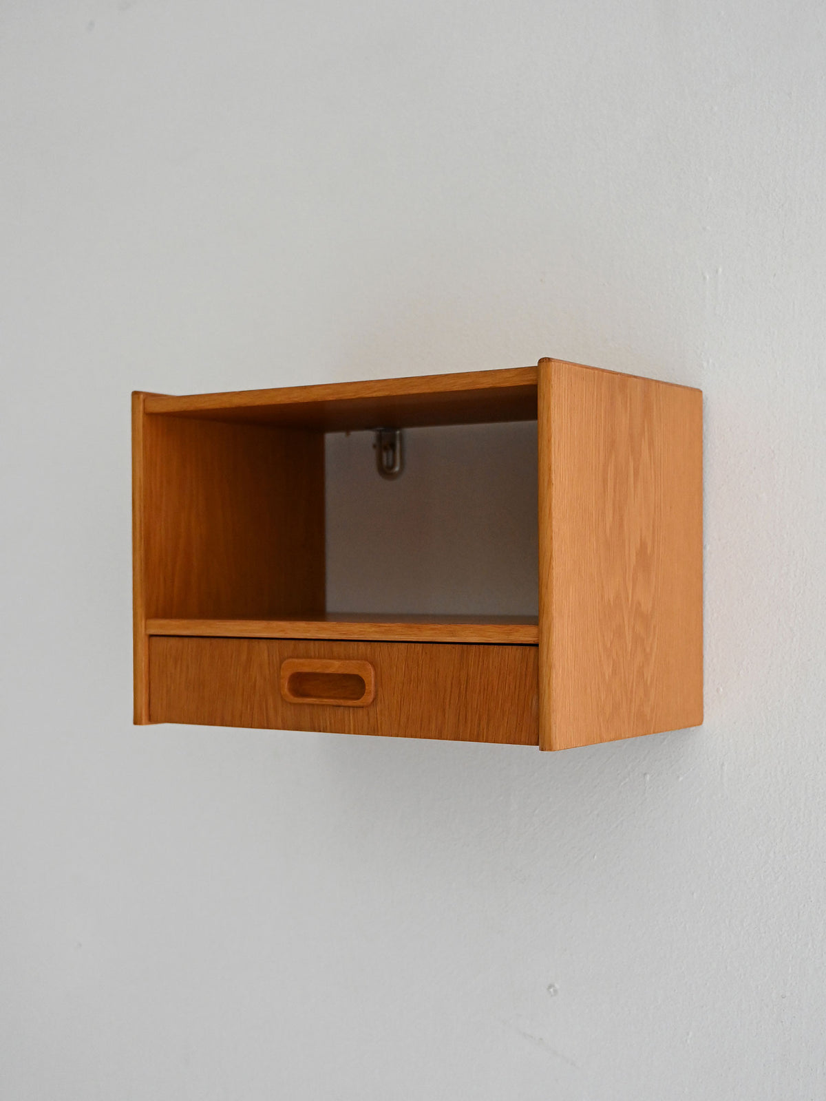 Comodino da parete scandinavo anni ’60 in rovere