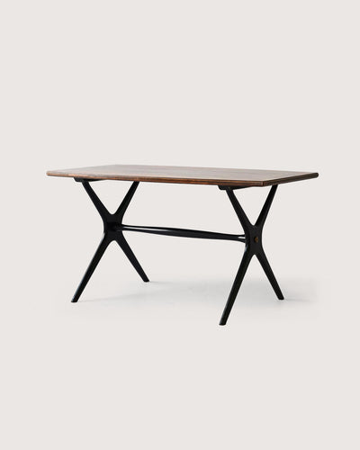 Tavolino scandinavo con gambe nere