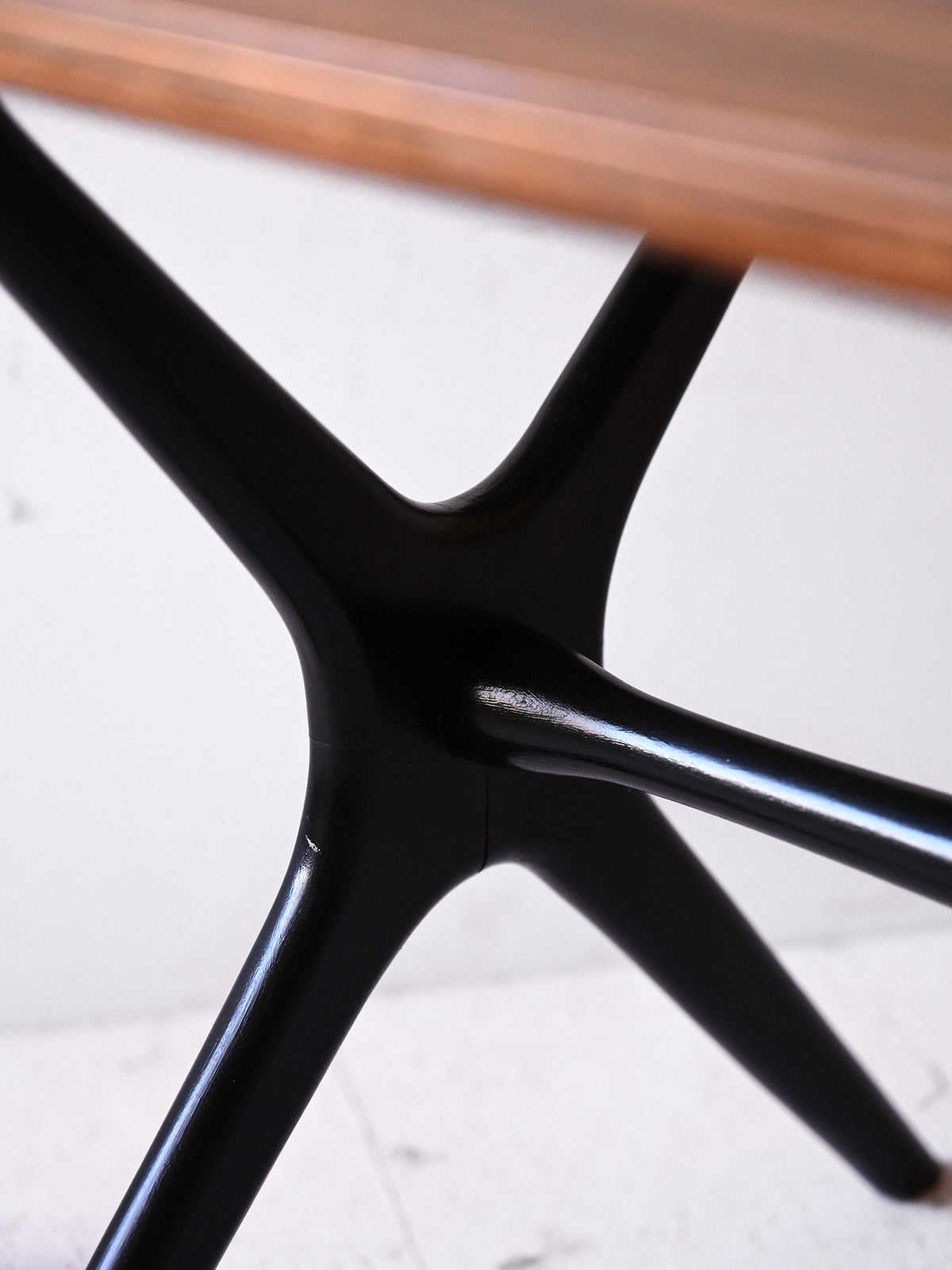 Tavolino scandinavo con gambe nere