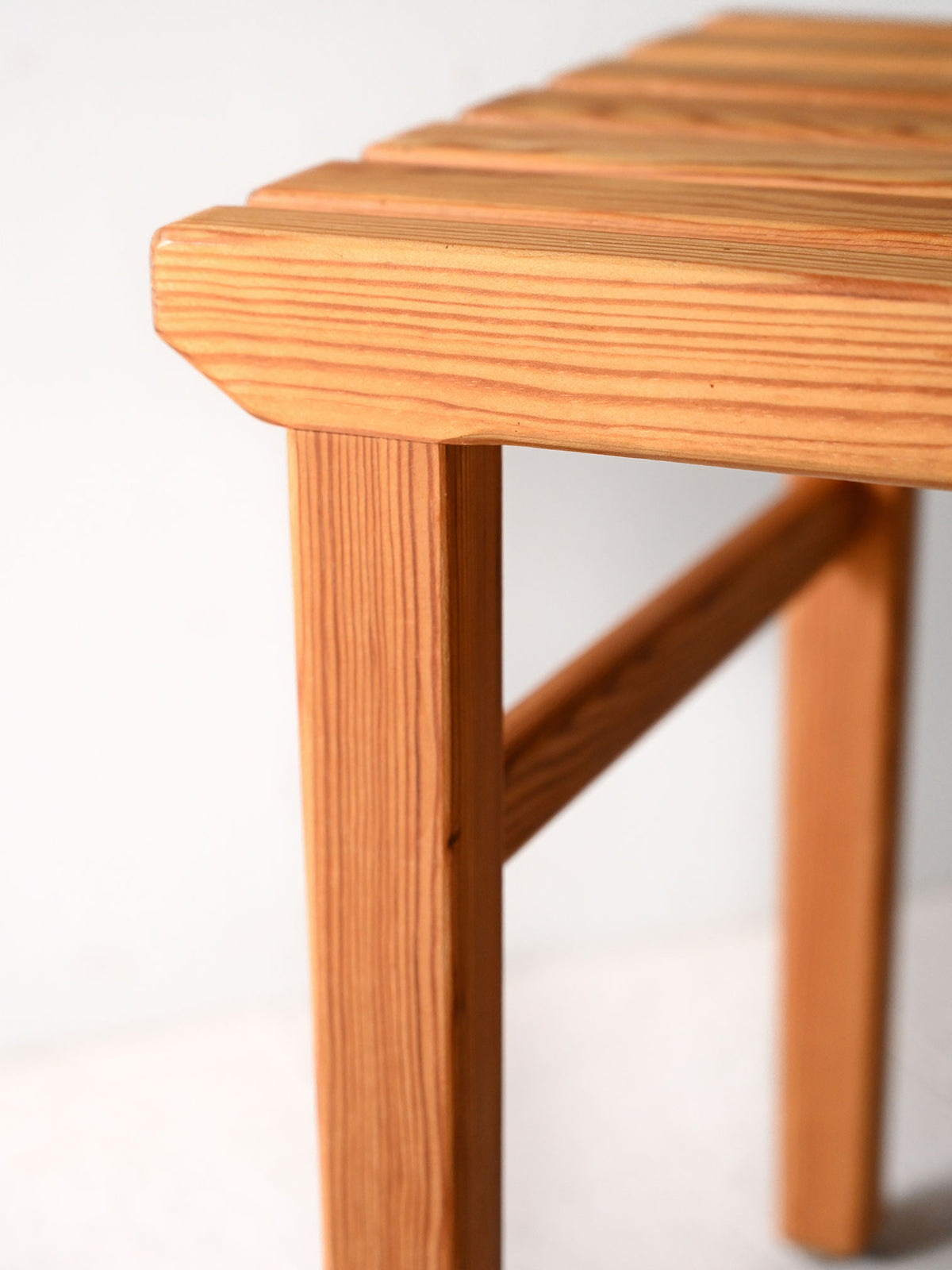 Sgabello scandinavo anni ’60 in pino a listelli