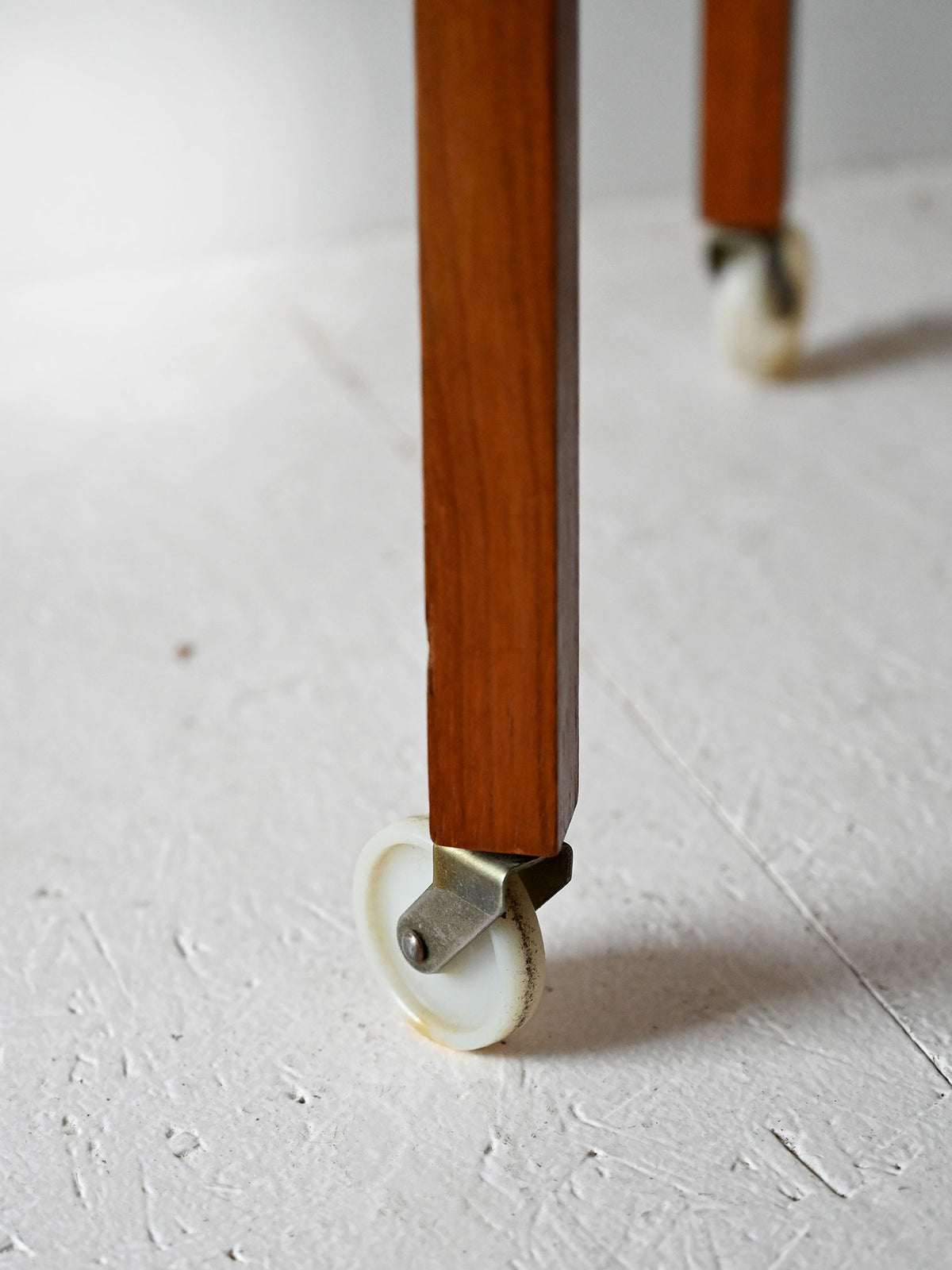 Mobiletto scandinavo anni '50 in teak con scomparti