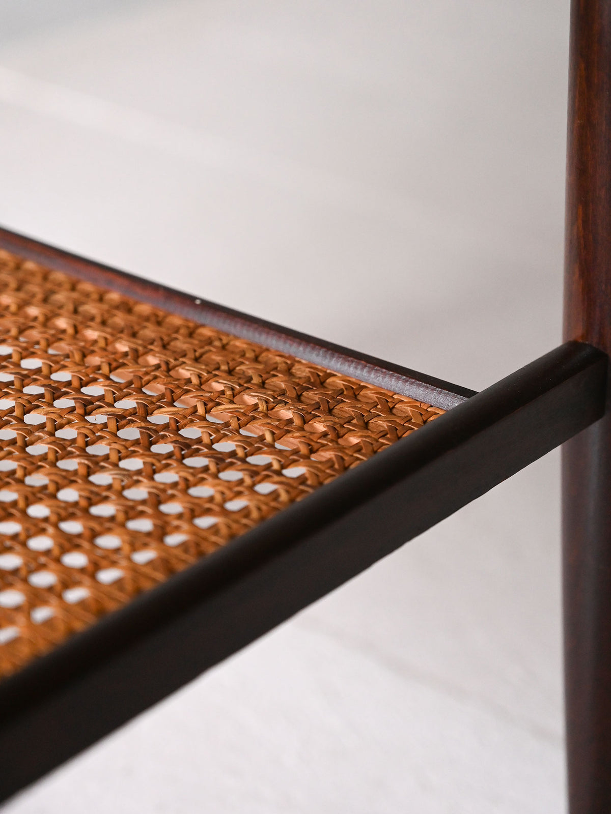 Coffee table scandinavo anni ’60 con mensola in paglia di Vienna