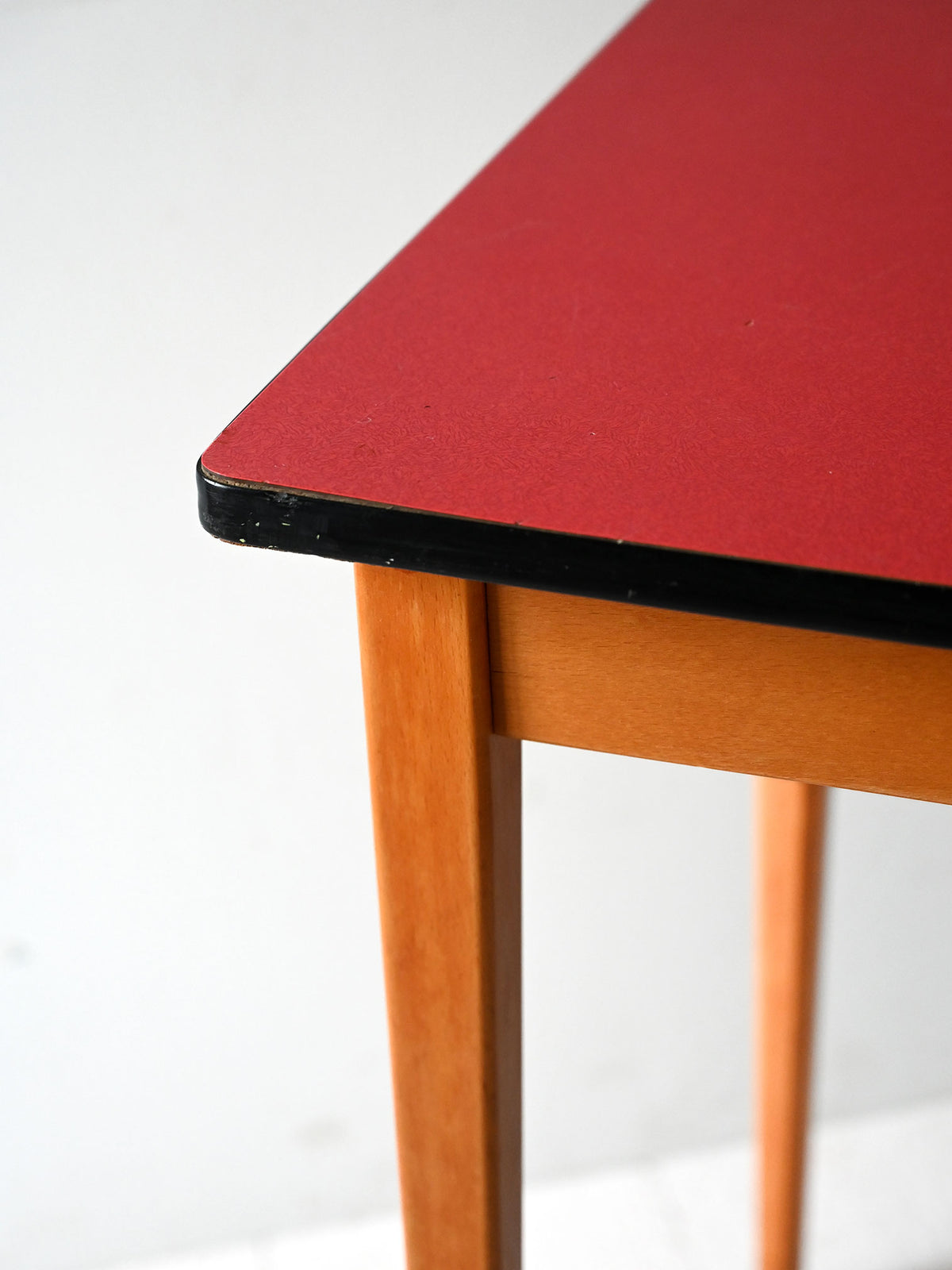 Tavolo da pranzo scandinavo anni '60 con top in formica rossa