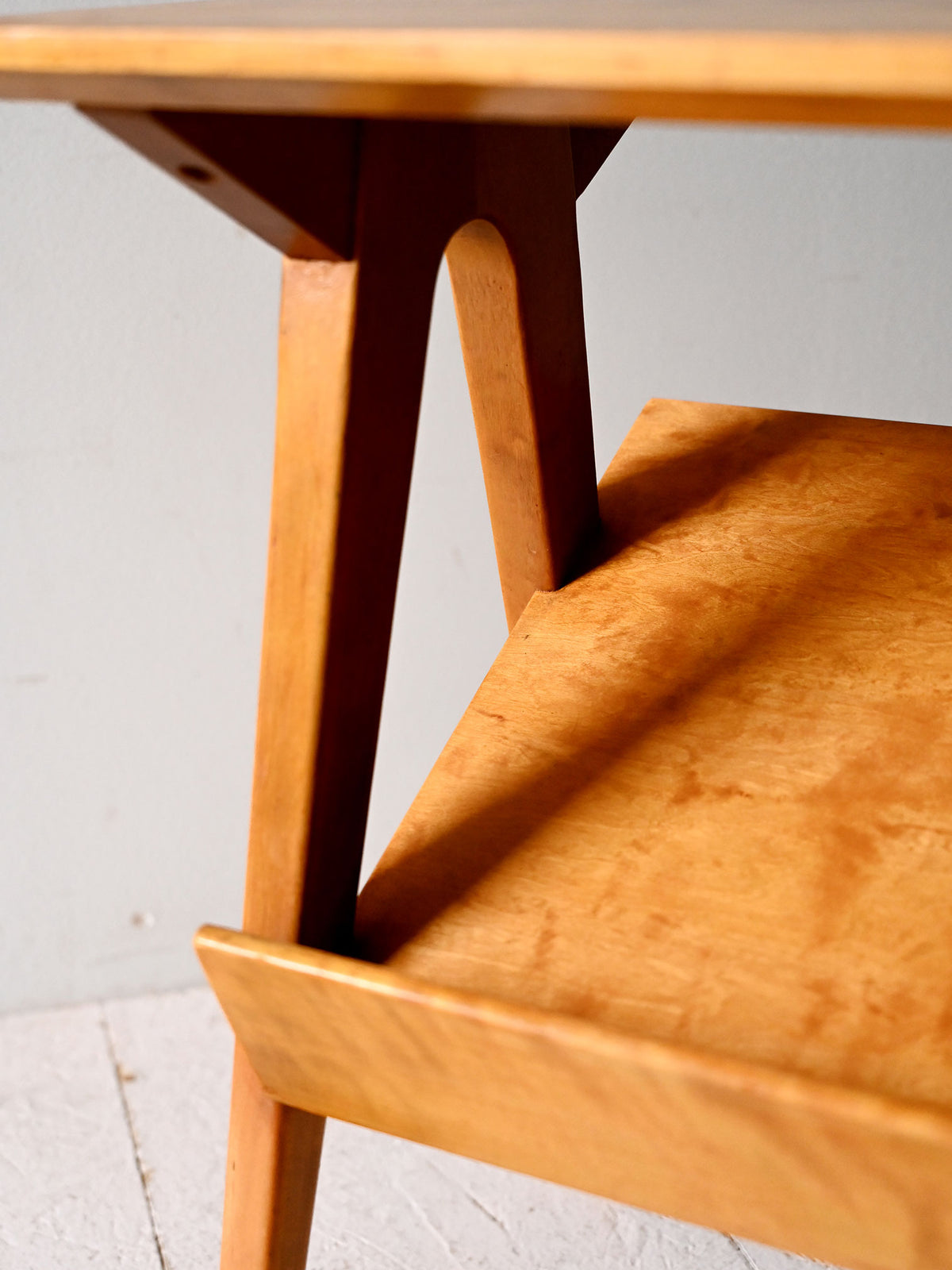 Tavolino scandinavo vintage con espositore in betulla