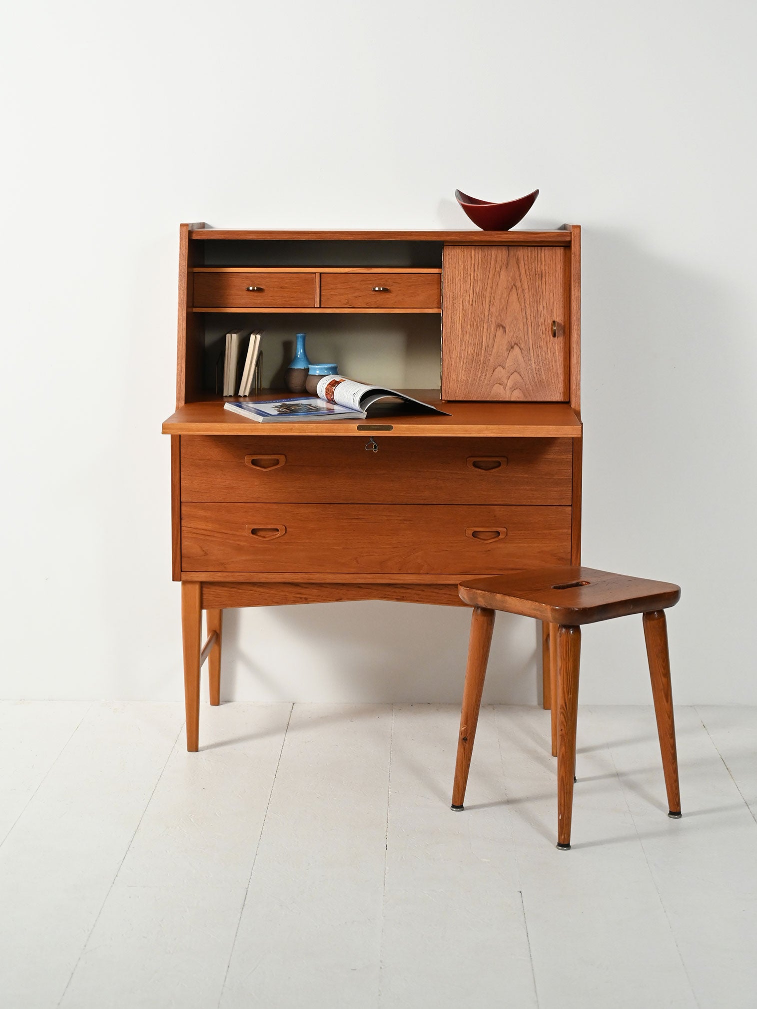 Secretaire scandinavo con specchio nascosto, anni ’60