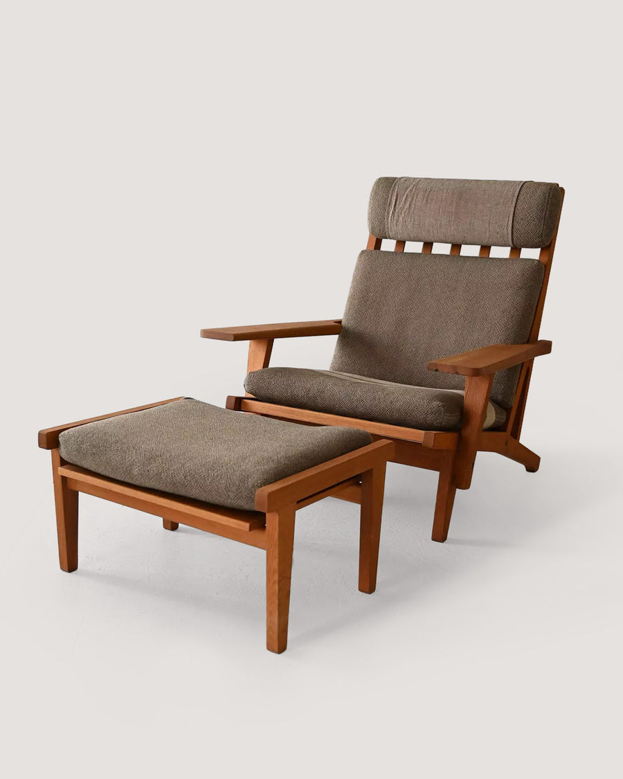 Poltrona GE 375 di Hans Wegner con poggiapiedi