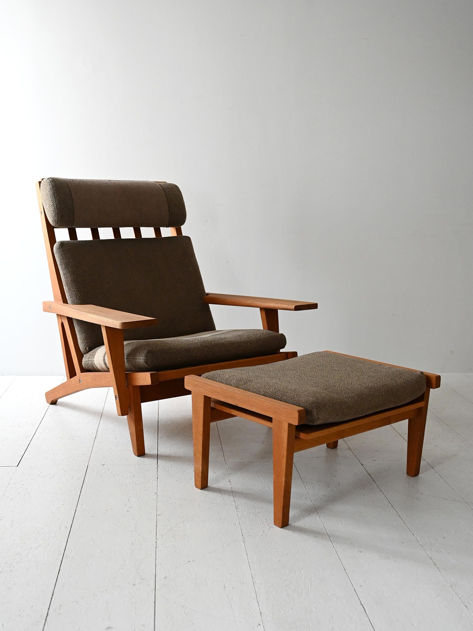 Poltrona GE 375 di Hans Wegner con poggiapiedi 2