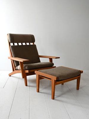 Poltrona GE 375 di Hans Wegner con poggiapiedi 2