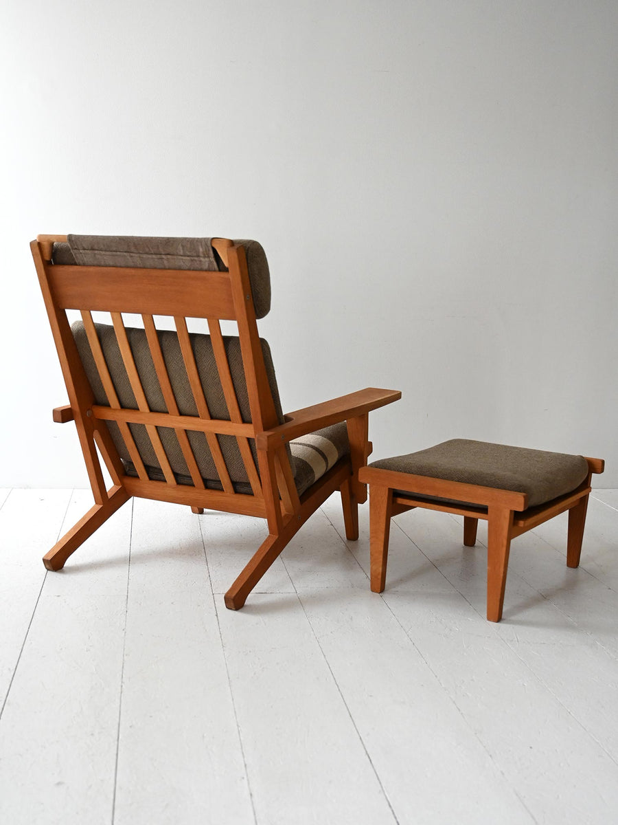 Poltrona GE 375 di Hans Wegner con poggiapiedi