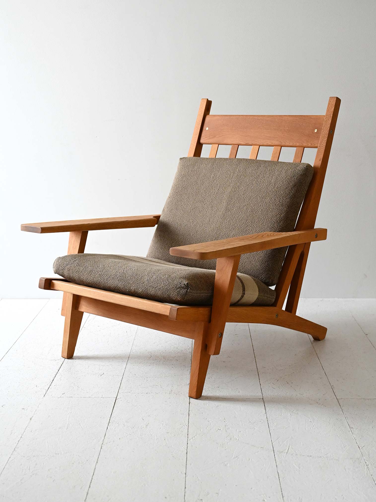Poltrona GE 375 di Hans Wegner con poggiapiedi 4