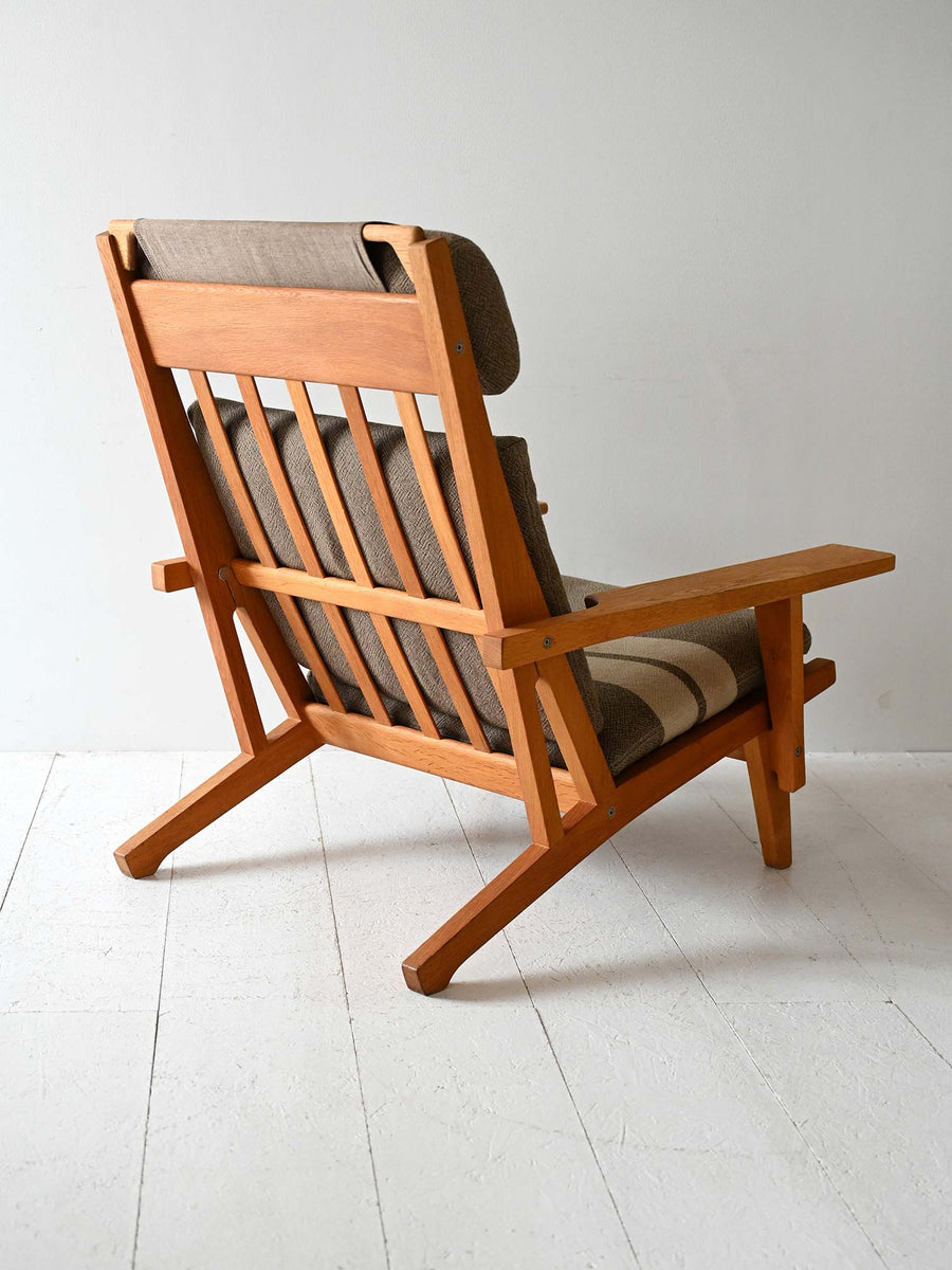 Poltrona GE 375 di Hans Wegner con poggiapiedi
