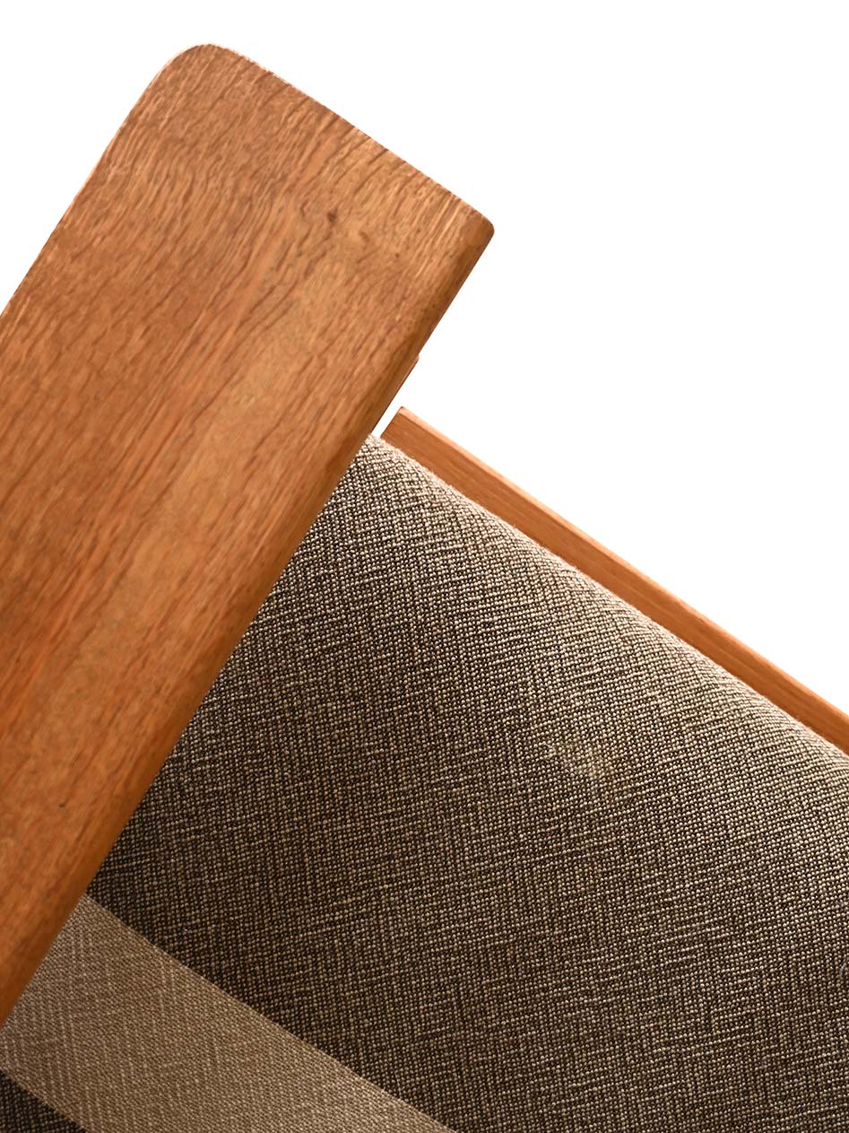 Poltrona GE 375 di Hans Wegner con poggiapiedi 6