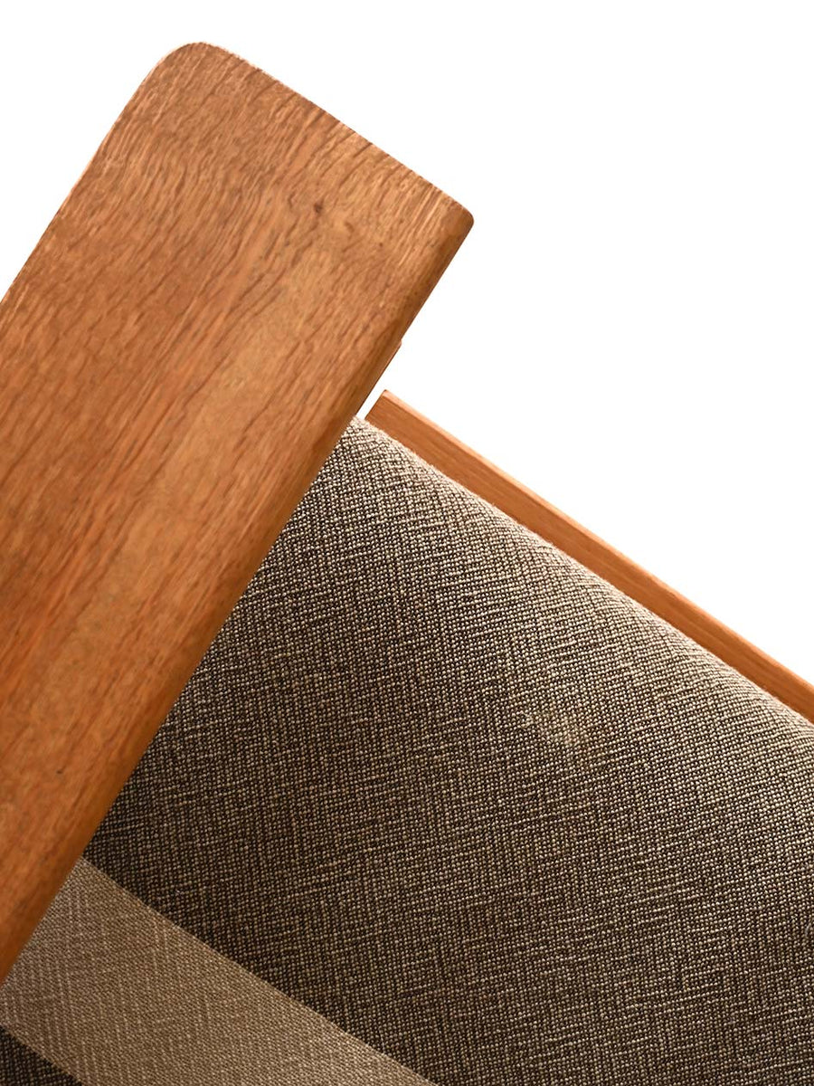 Poltrona GE 375 di Hans Wegner con poggiapiedi