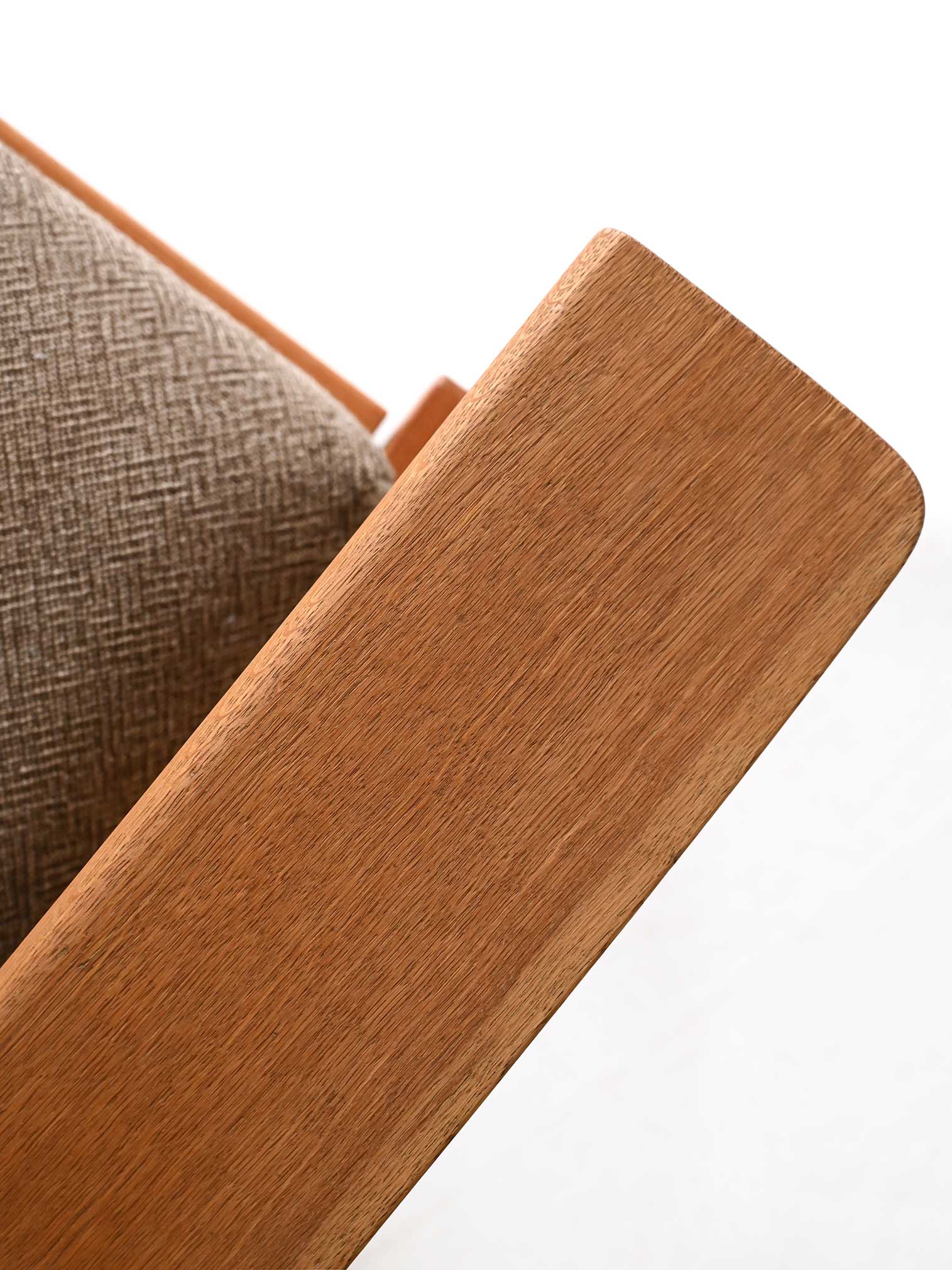 Poltrona GE 375 di Hans Wegner con poggiapiedi 8