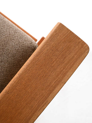 Poltrona GE 375 di Hans Wegner con poggiapiedi 8