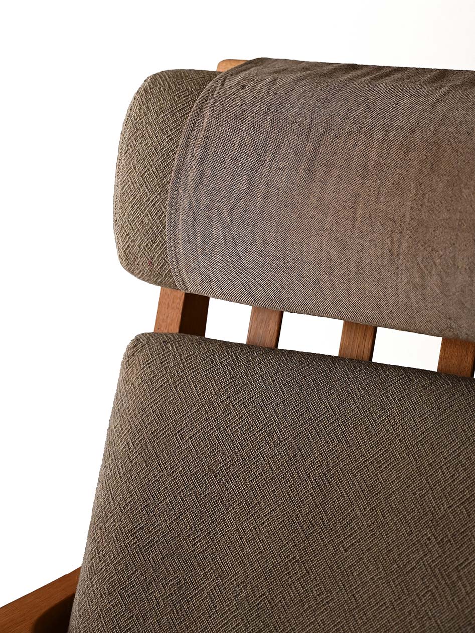 Poltrona GE 375 di Hans Wegner con poggiapiedi 9