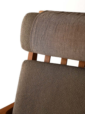Poltrona GE 375 di Hans Wegner con poggiapiedi 9
