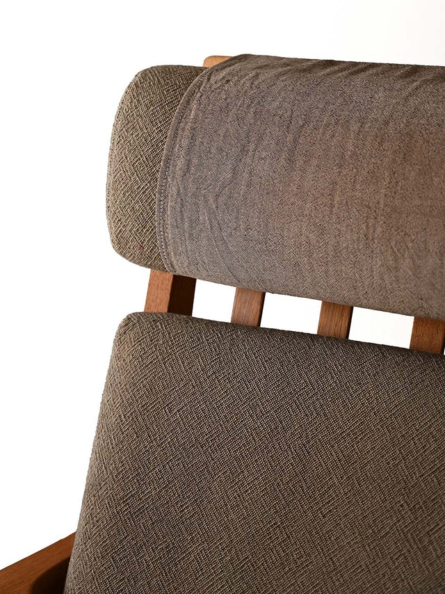 Poltrona GE 375 di Hans Wegner con poggiapiedi