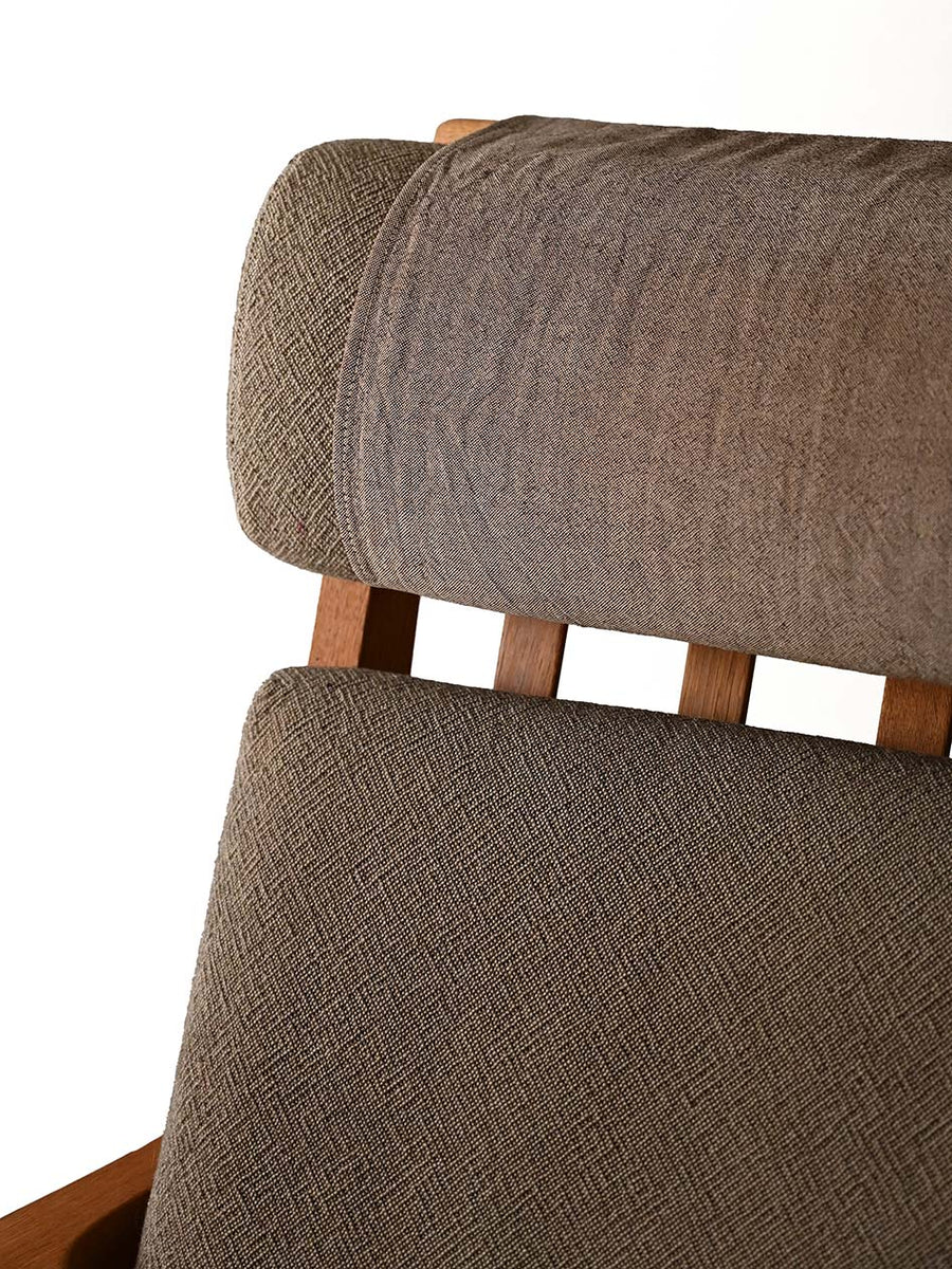 Poltrona GE 375 di Hans Wegner con poggiapiedi