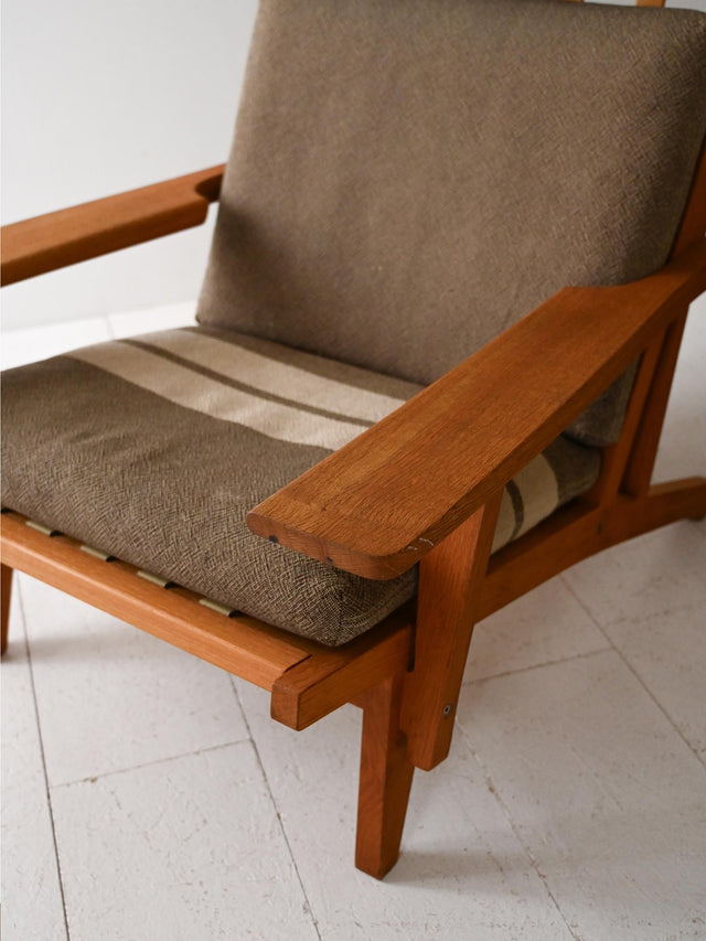 Poltrona GE 375 di Hans Wegner con poggiapiedi