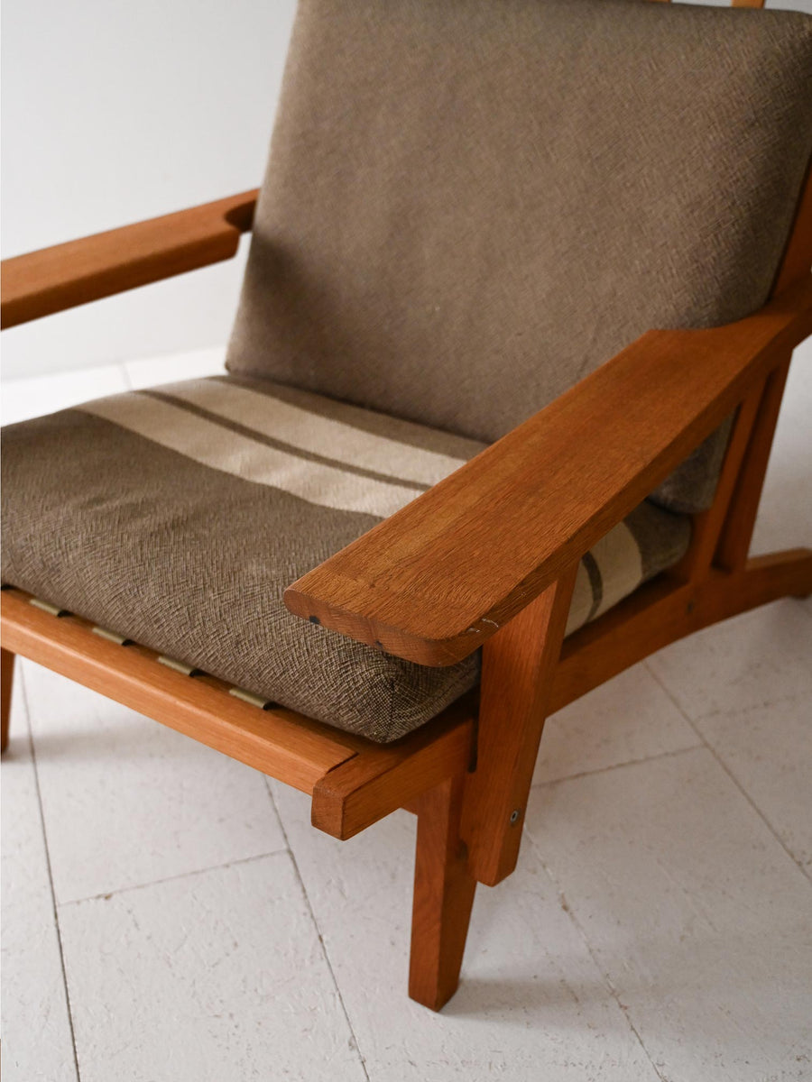 Poltrona GE 375 di Hans Wegner con poggiapiedi