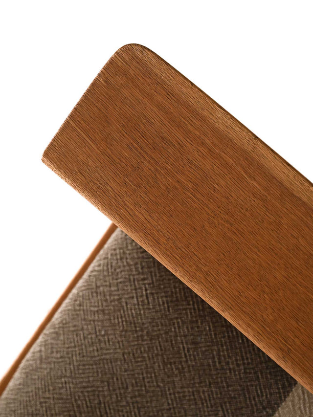 Poltrona GE 375 di Hans Wegner con poggiapiedi