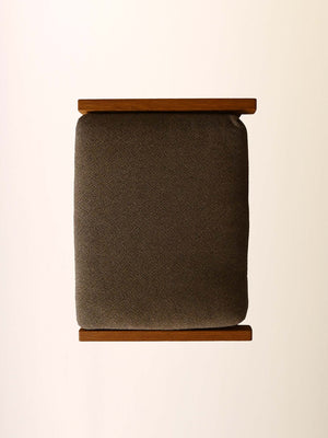 Poltrona GE 375 di Hans Wegner con poggiapiedi 13