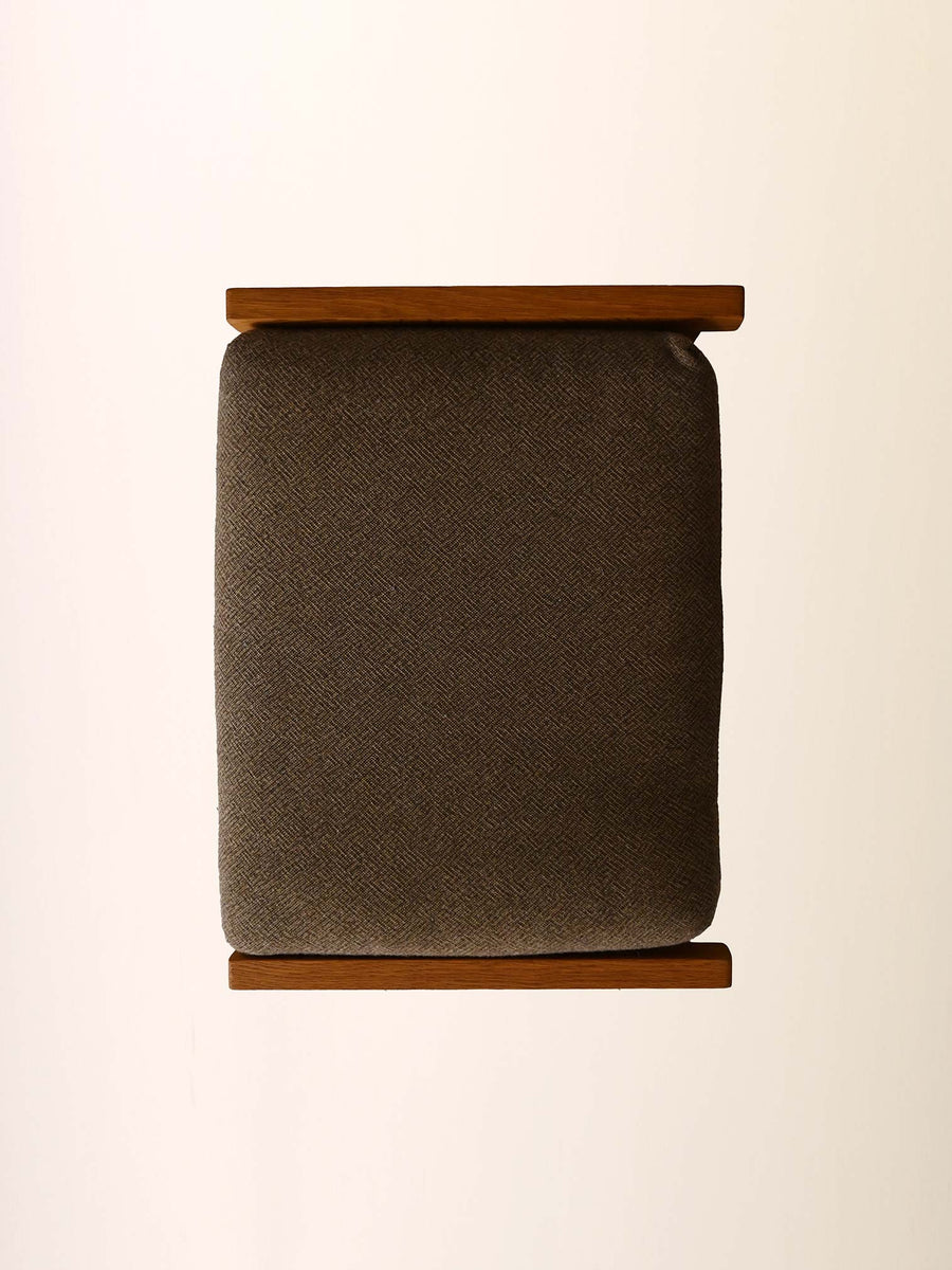 Poltrona GE 375 di Hans Wegner con poggiapiedi