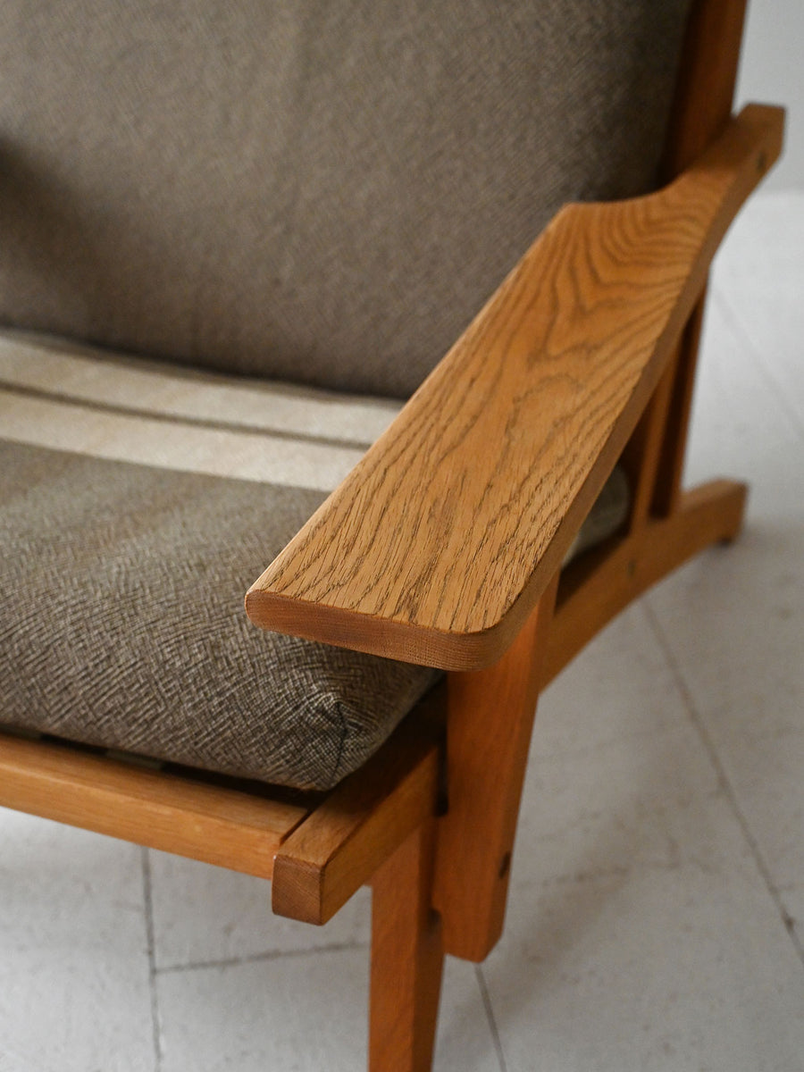 Poltrona GE 375 di Hans Wegner per Getama