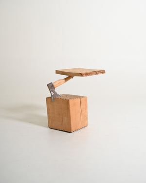 Tavolino "Chopping Block with Axe" di Raphael Springmann