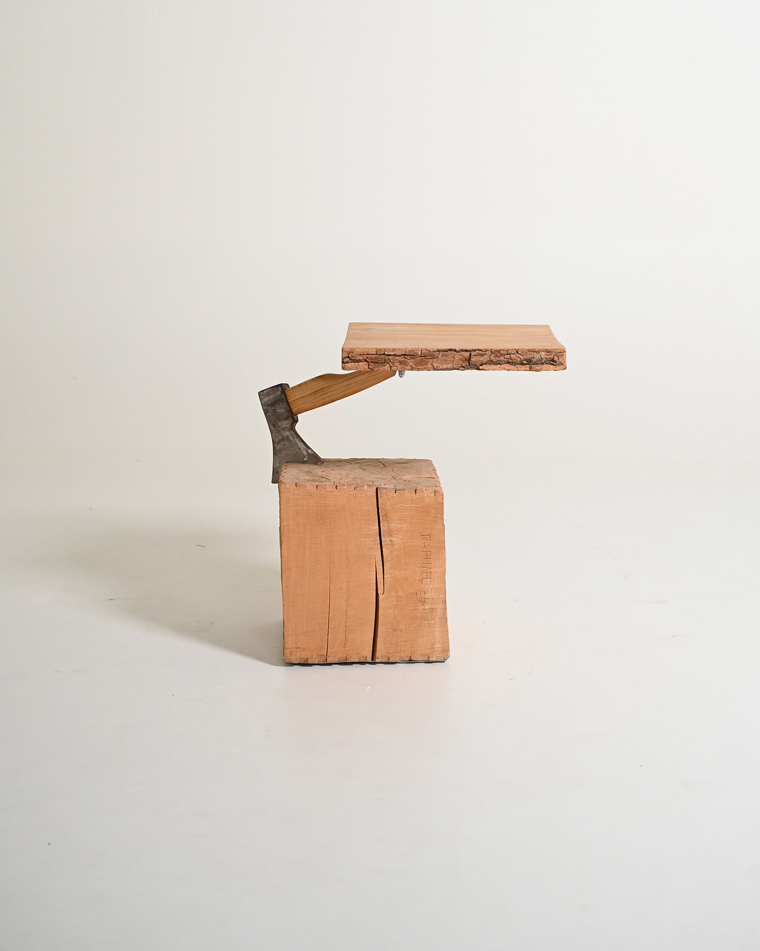 Tavolino "Chopping Block with Axe" di Raphael Springmann