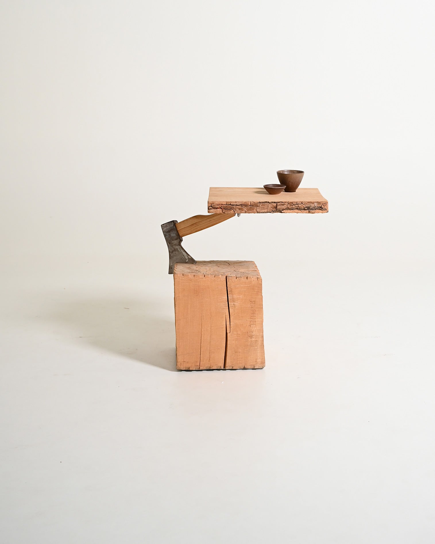 Tavolino "Chopping Block with Axe" di Raphael Springmann