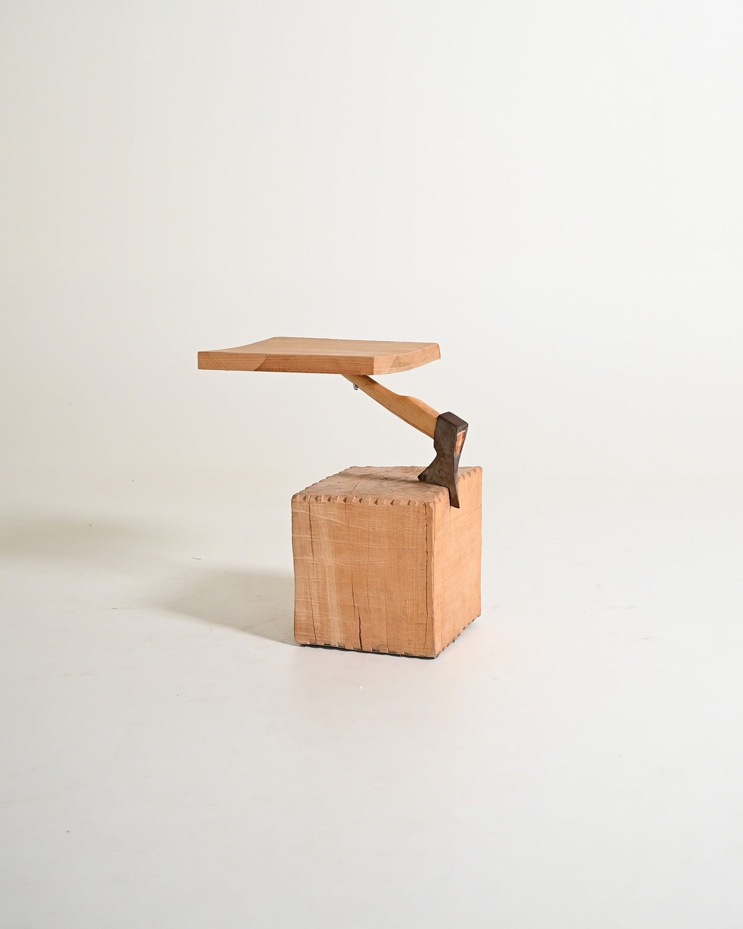 Tavolino "Chopping Block with Axe" di Raphael Springmann