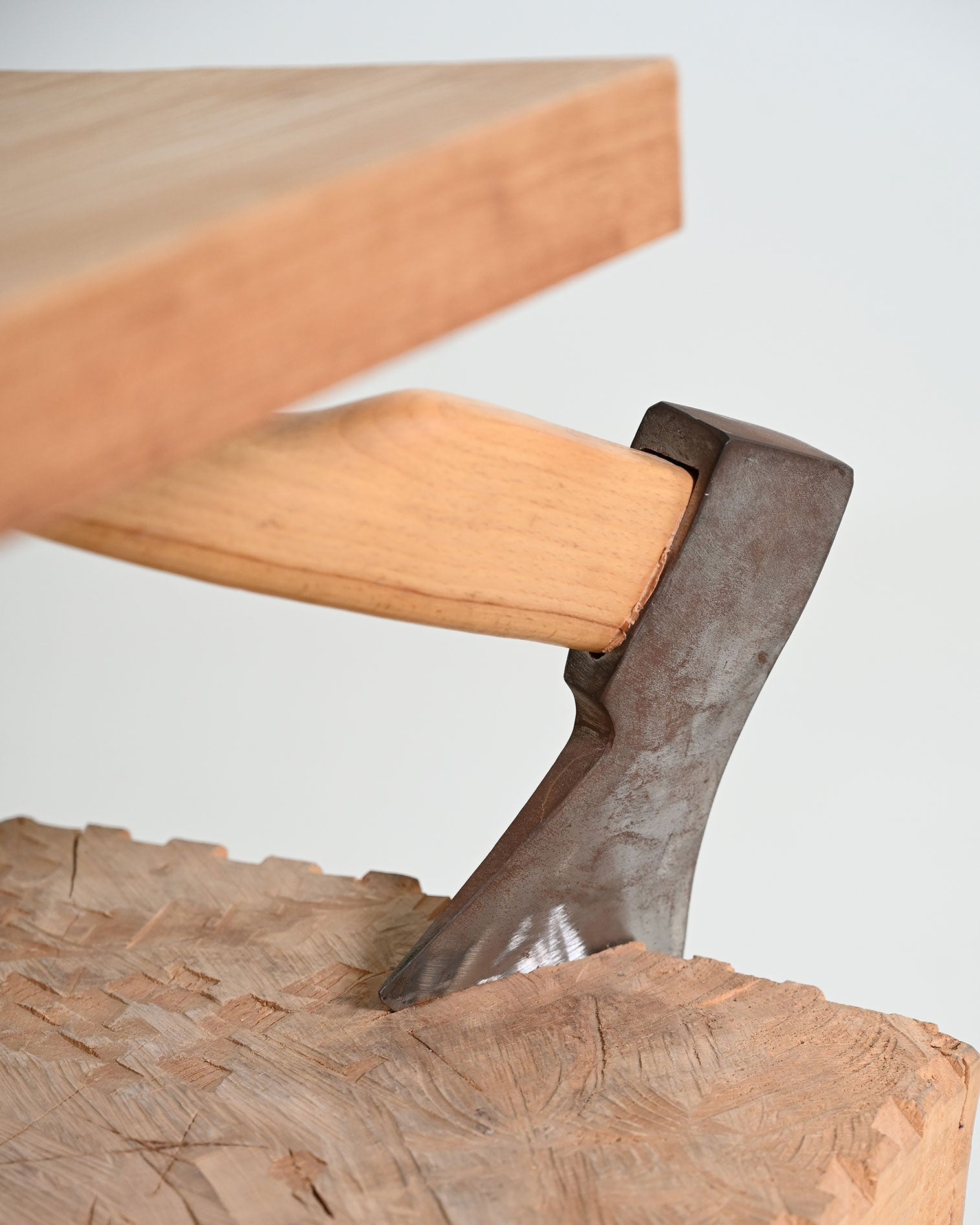 Tavolino "Chopping Block with Axe" di Raphael Springmann