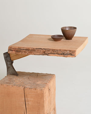 Tavolino "Chopping Block with Axe" di Raphael Springmann