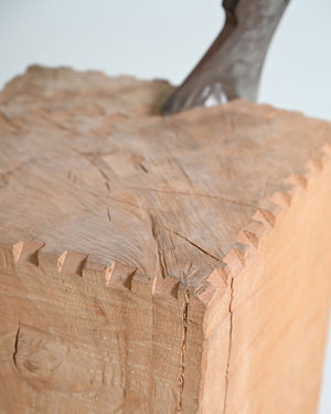 Tavolino "Chopping Block with Axe" di Raphael Springmann