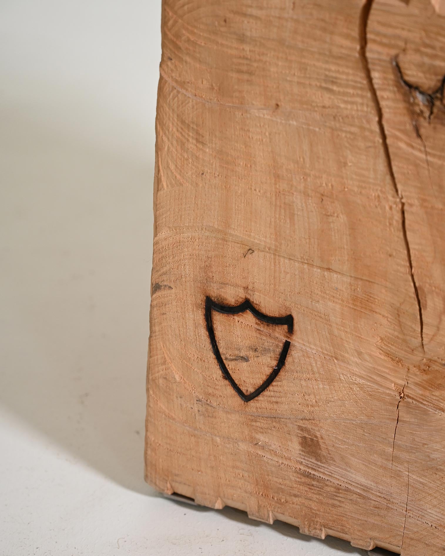 Tavolino "Chopping Block with Axe" di Raphael Springmann