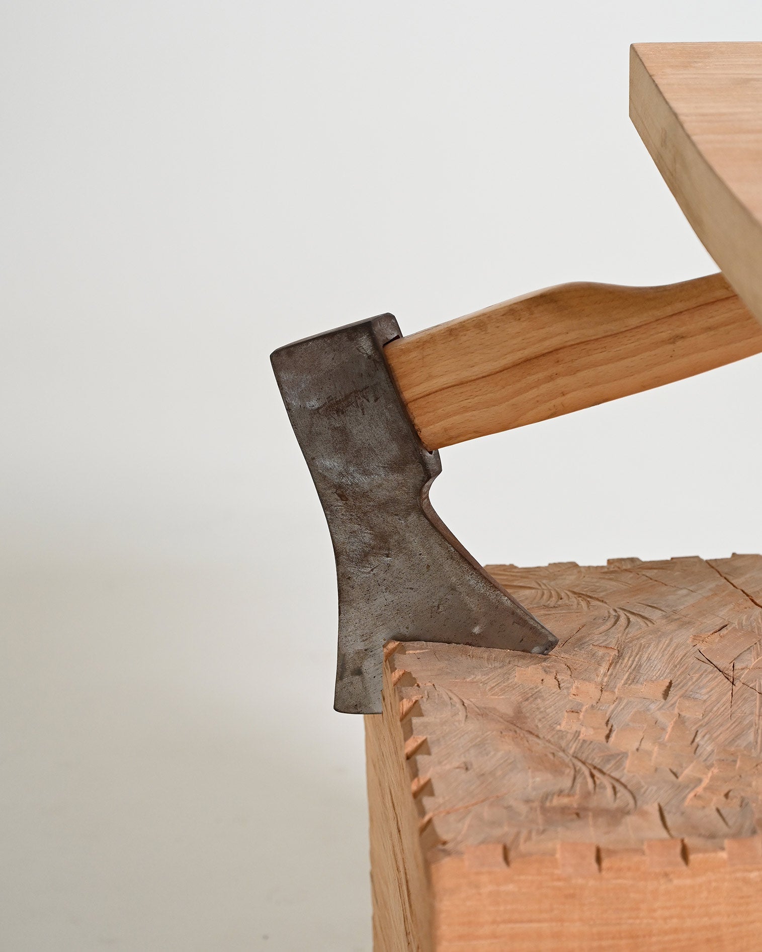 Tavolino "Chopping Block with Axe" di Raphael Springmann