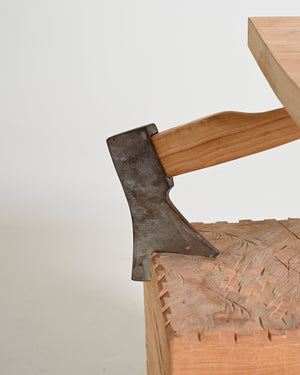 Tavolino "Chopping Block with Axe" di Raphael Springmann