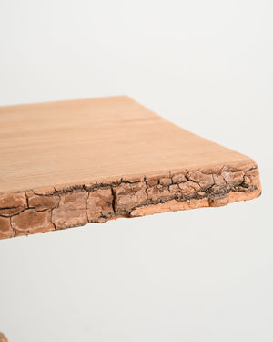 Tavolino "Chopping Block with Axe" di Raphael Springmann
